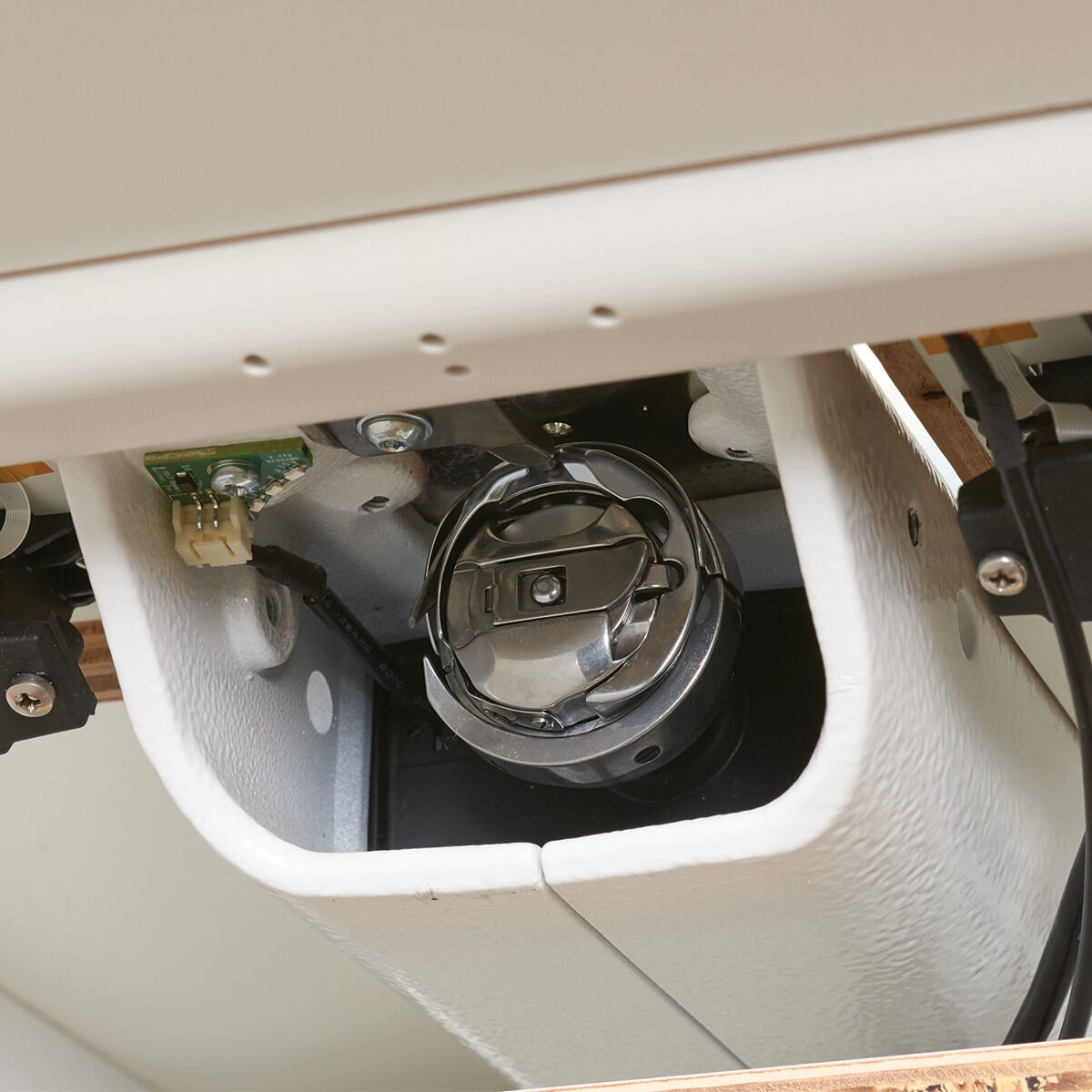 Baby Lock Regalia ST Sit Down Longarm Quilting Machine with Table - with FREE Online Classes (BA-LOK60D)