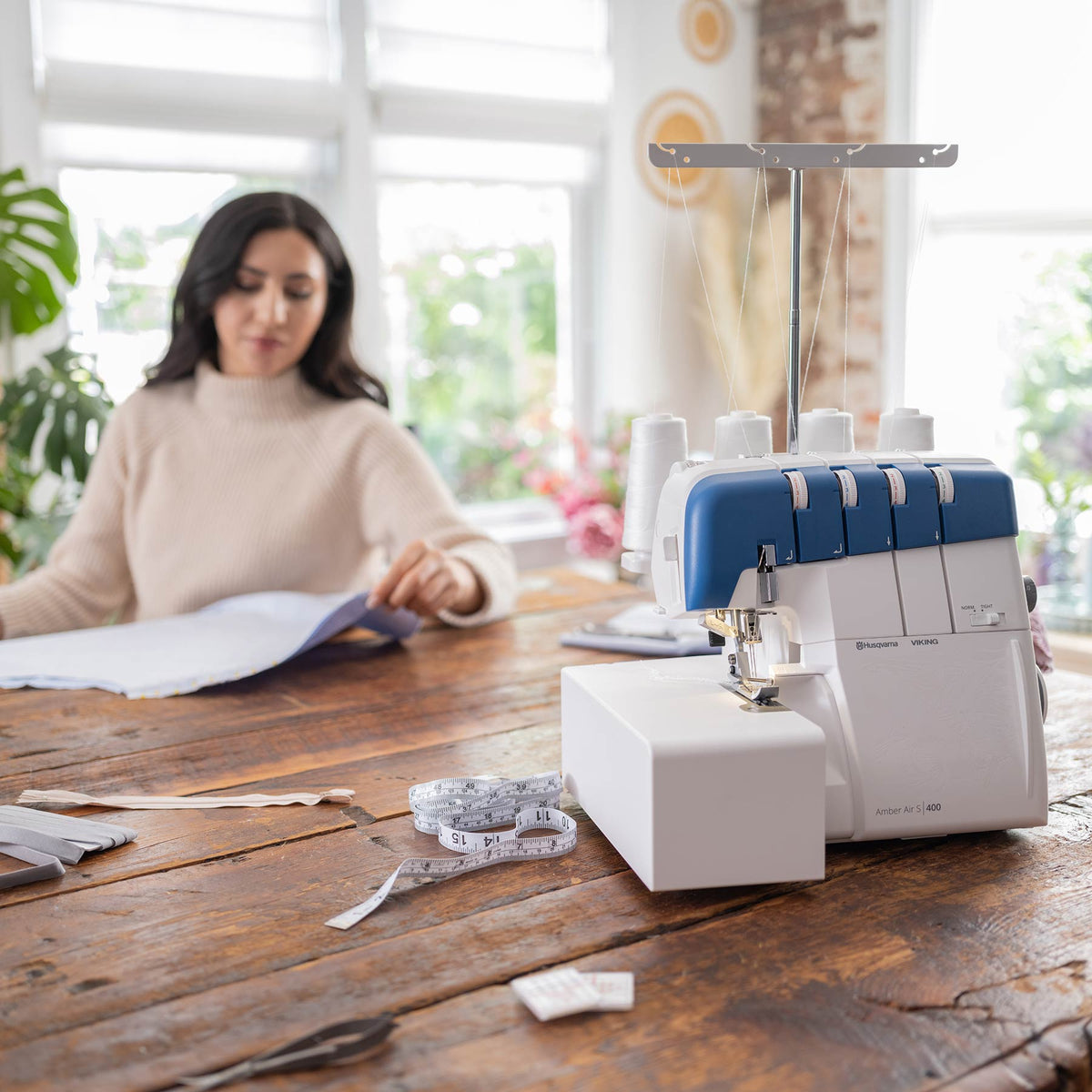Husqvarna Viking Amber Air S 400 air threading serger