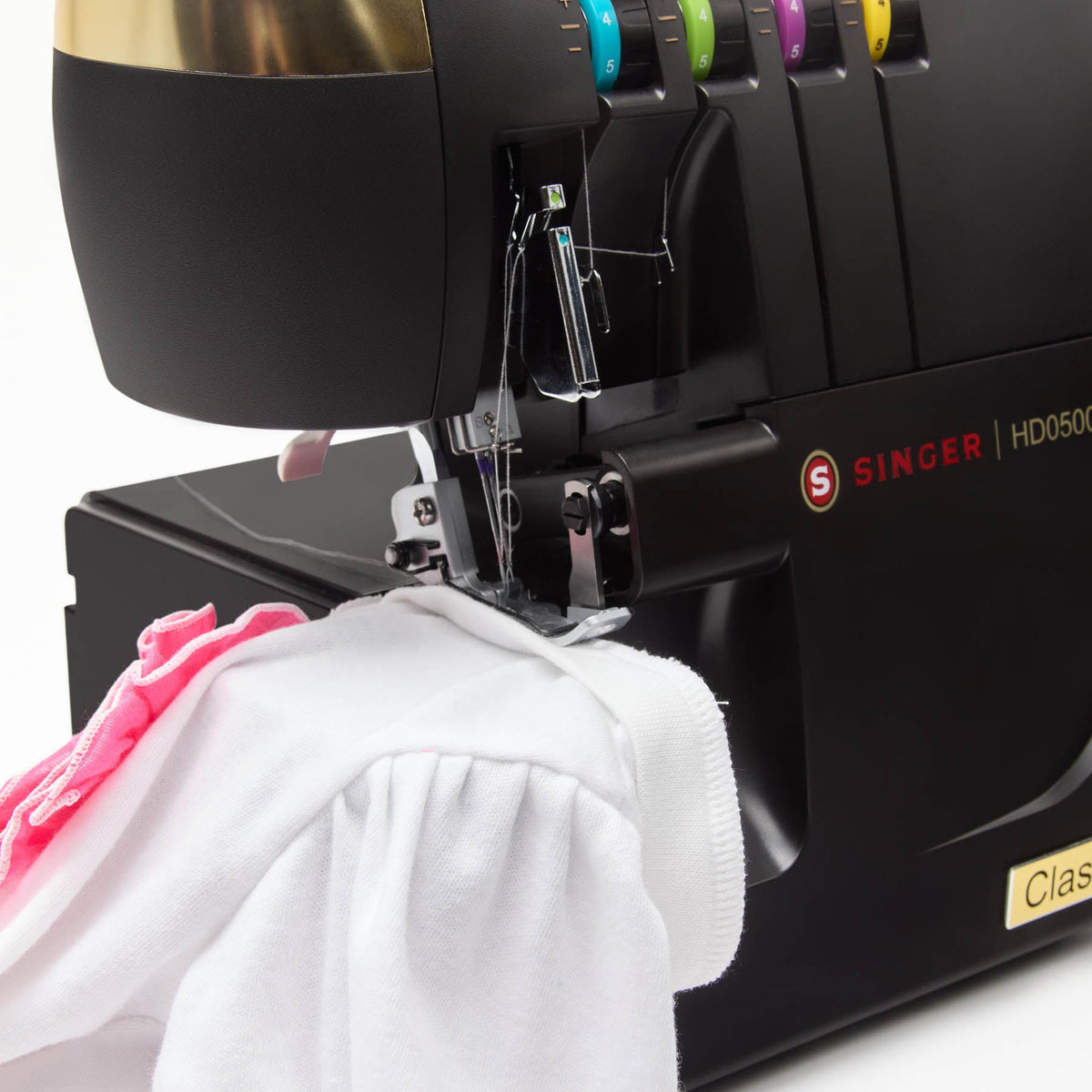Singer HD0500S serging the edge of white fabric