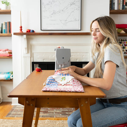 Woman sewing a patchwork bag with the Singer Heavy Duty 6700C