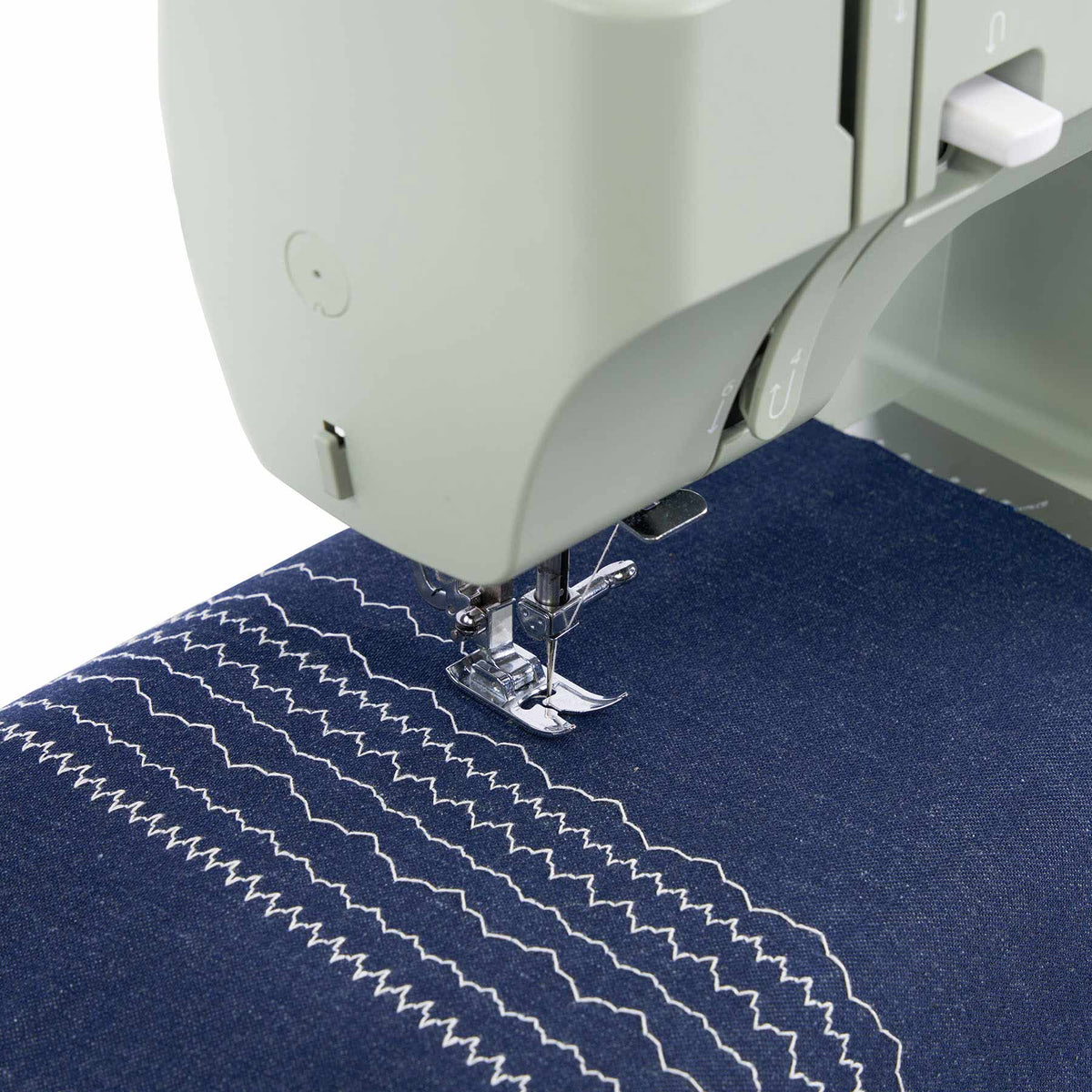 Singer Heavy Duty 4511 Sage zigzag stitch rows on navy fabric