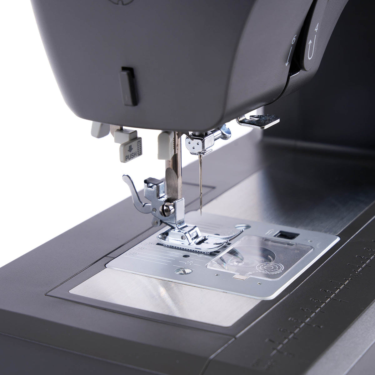 Singer Heavy Duty 4532 needle plate with clear bobbin cover and presser foot