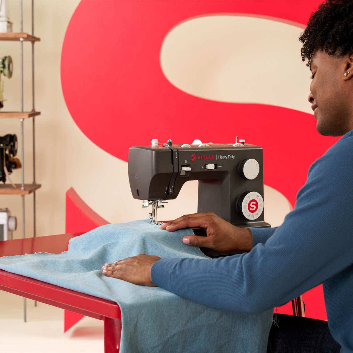 Singer Heavy Duty 4532 sewing light blue denim, seen from the side