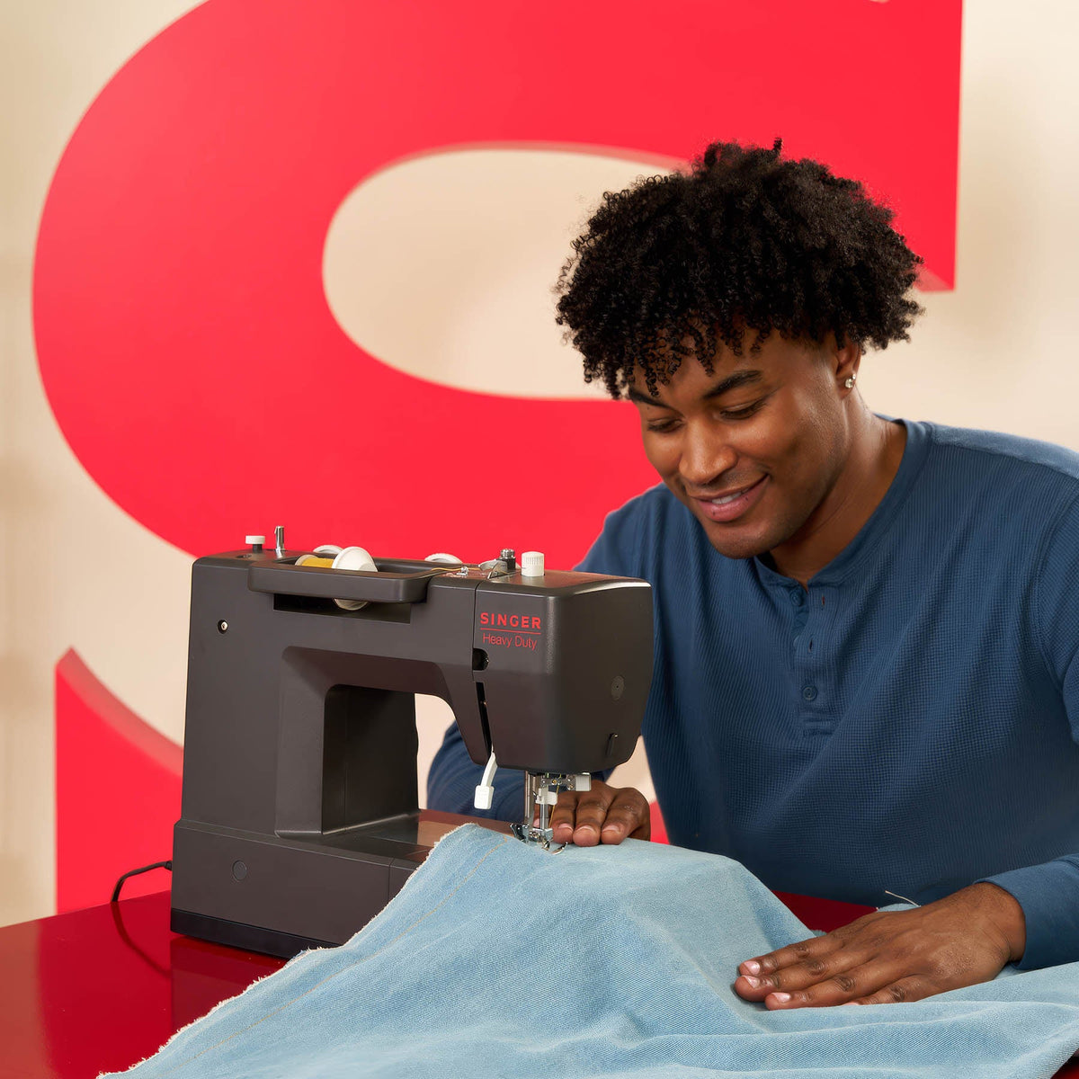 Singer Heavy Duty 4532 sewing a length of light blue fabric