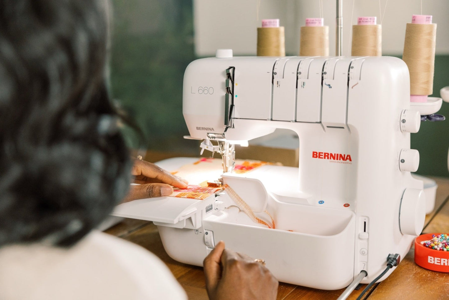 BERNINA L 660 Serging in Studio