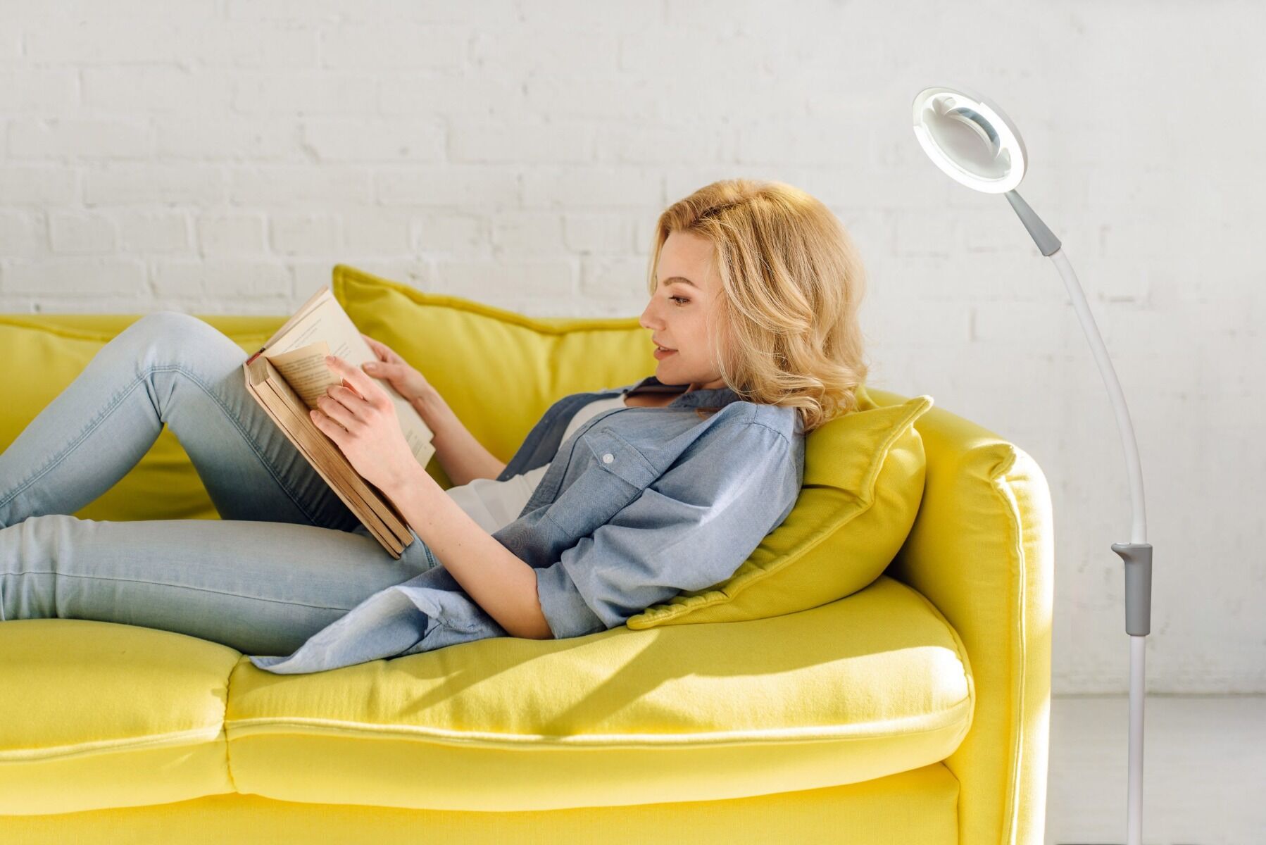 Daylight Magnificent Pro 3-in-1 Magnifying Lamp