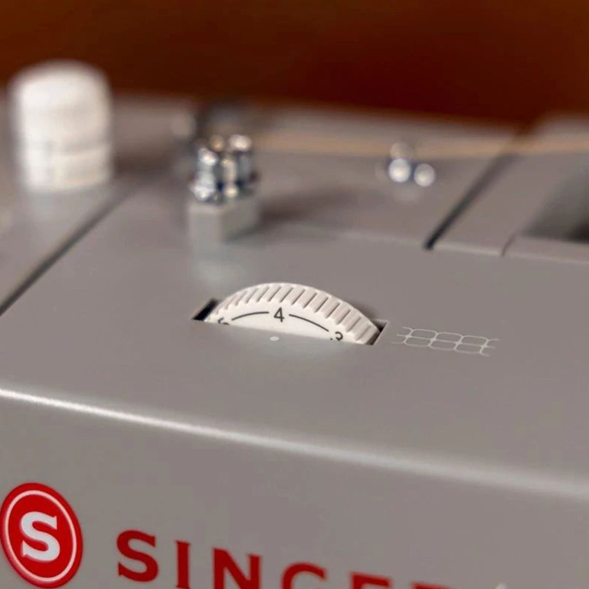 Singer Heavy Duty 6600C thread tension dial on top of the machine