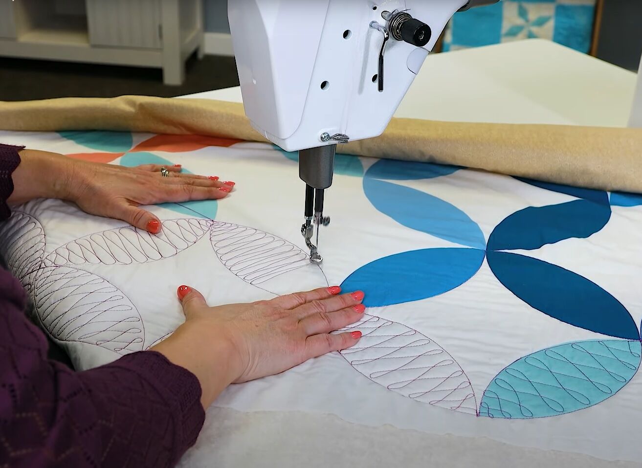 Handi Quilter Amara ST Sit Down Longarm Quilting Machine and Table